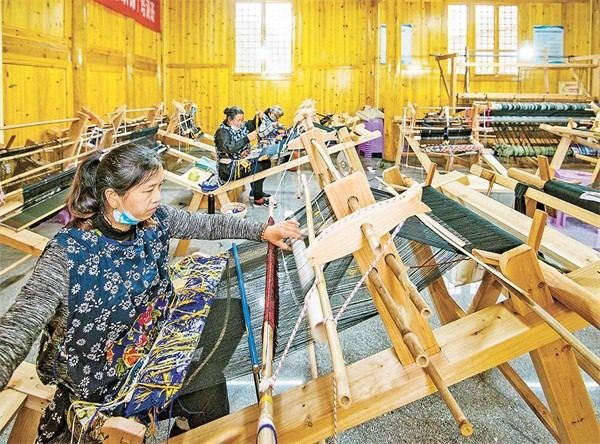 秀山土家族苗族自治縣清溪場鎮大寨村，土家織錦非遺工坊內，繡娘正在加緊生產土家織錦。